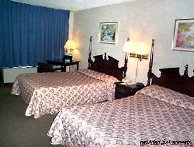 Super 8 La Grange Hotel Room photo